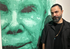 En la casa natal de José Saramago, en Azinhaga, al norte del Lisboa, hay un gran cuadro del escritor de niño, llamado Zezito. El Nobel portugués se enamoró de la obra del autor de ese cuadro, Emilio Fornieles, un artista onubense que ahora presenta un resumen de su trayectoria vital en una exposición en su tierra. Es evidente que tener un padrino como Saramago es todo un espaldarazo para un pintor, pero no se trata de un pintor al uso, con un estilo definido, y eso se aprecia nada más entrar en la Sala de la Provincia de la Diputación de Huelva, donde este jueves se inauguró ‘Back to the roots’ -Vuelta a las raíces-, todo un homenaje a las ocho provincias andaluzas a través del retrato y la acción plástica. EFE/ Fermín Cabanillas
