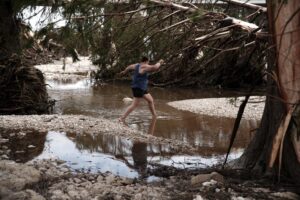 Una mujer cruza una sección del río Guadalupe, en Ingram, Texas, el 7 de julio de 2025. EFE/DUSTIN SAFRANEK