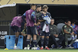 El entrenador del Real Madrid, Xabi Alonso (c), habla con su jugador Luka Modric este jueves, en el partido de la fase de grupos del Mundial de Clubes ante el Salzburgo, en el estadio Lincoln Financial Field en Filadelfia (Estados Unidos). EFE/ Andre Coelho