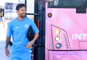 Lionel Messi, del Inter Miami, elegido como el mejor jugador del mes de julio en la MLS, arriba al Chase Stadium, en Fort Lauderdale, antes del partido con el Atlas por la Leagues Cup. EFE/EPA/CRISTOBAL HERRERA-ULASHKEVICH