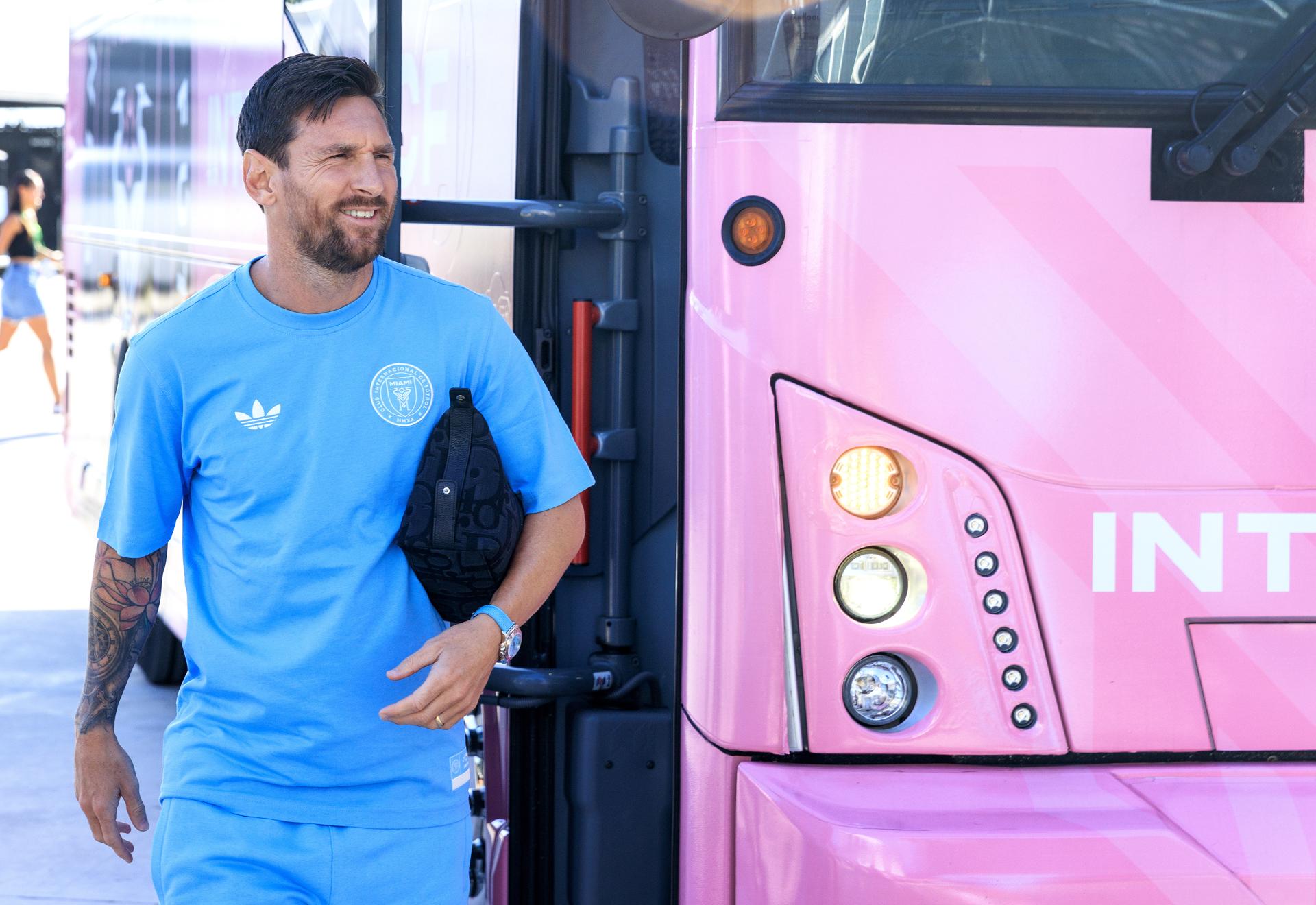 Lionel Messi, del Inter Miami, elegido como el mejor jugador del mes de julio en la MLS, arriba al Chase Stadium, en Fort Lauderdale, antes del partido con el Atlas por la Leagues Cup. EFE/EPA/CRISTOBAL HERRERA-ULASHKEVICH