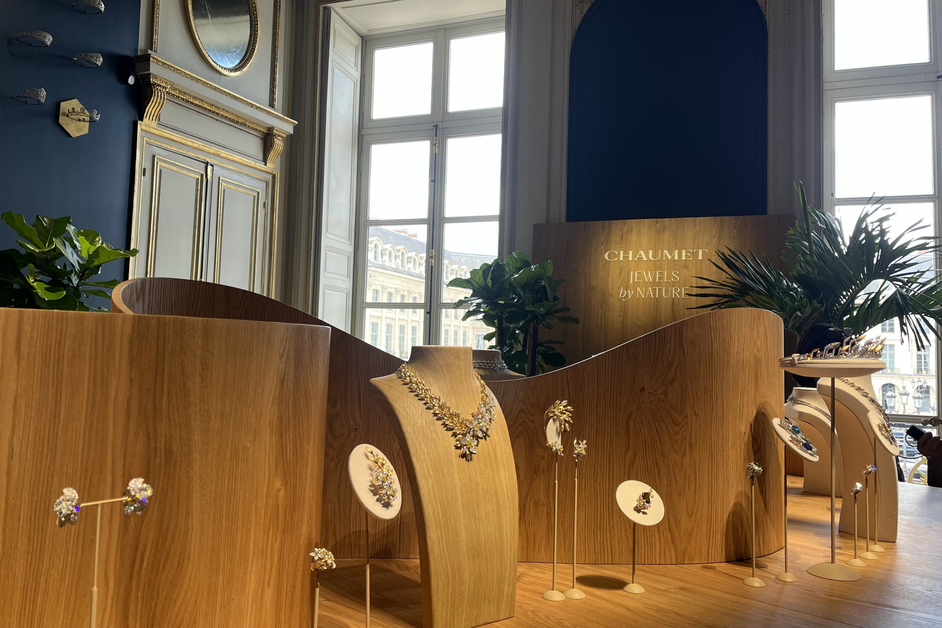 Primer capítulo de la colección 'Joyas de la naturaleza' de Chaumet, llamado 'Eterno', con un collar de flores en oro amarillo, articuladas y realzadas con diamantes y estrellas, motivos naturales que son una fuente de inspiración desde el nacimiento de la casa en 1780, presentada durante la Semana de Alta Cotura de París. . EFE/ Val Torres