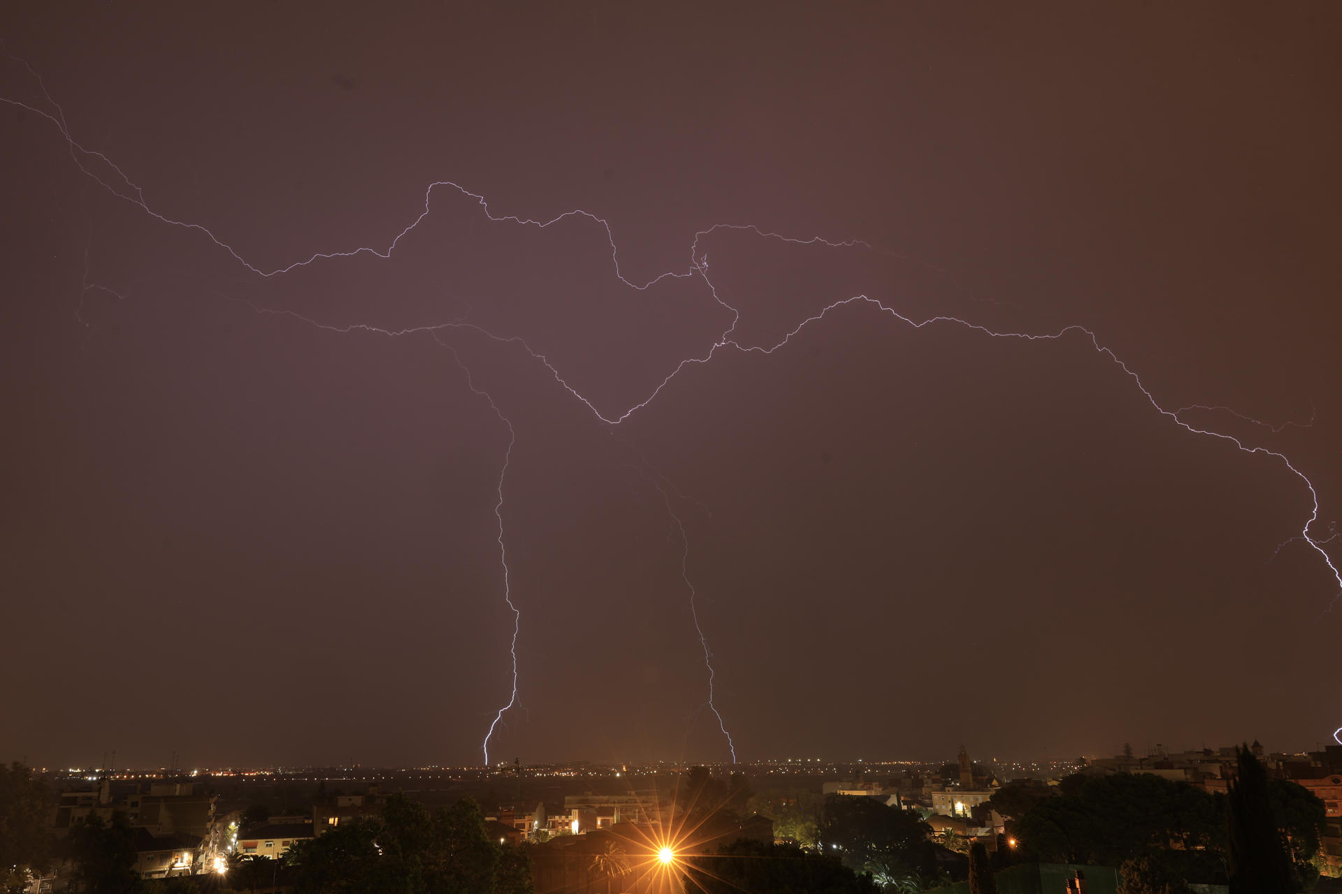 Imagen de los rayos vistos desde la localidad valenciana de Godella. EFE / Kai Forsterling.
