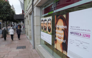 Imagen de archivo de una entidad bancaria en el centro de Oviedo. EFE/J.L. Cereijido