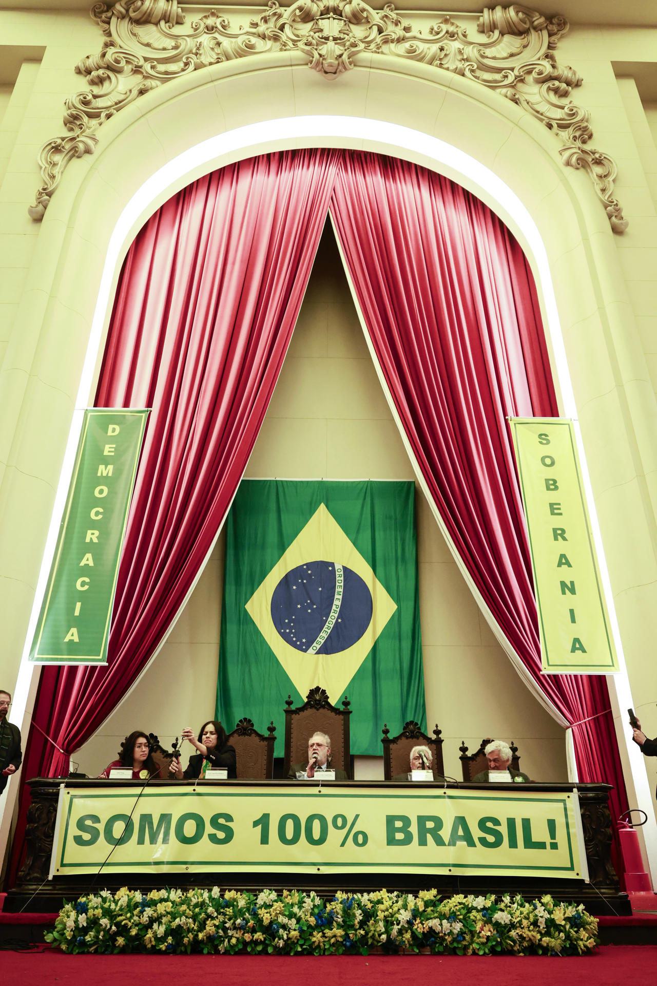 Personas asisten al lanzamiento de un manifiesto en defensa de la soberanía nacional este viernes, en São Paulo (Brasil). EFE/ Sebastiao Moreira
