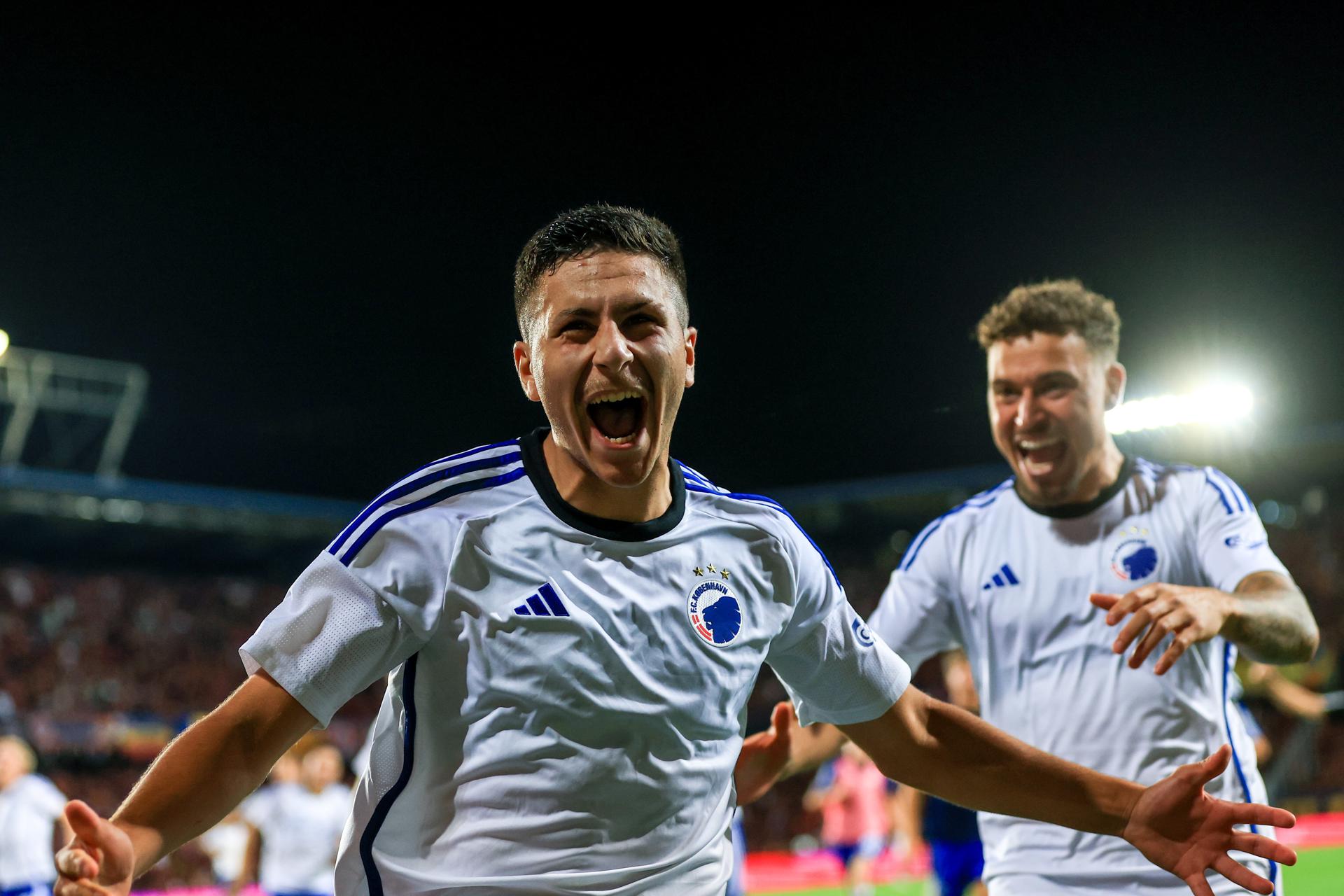 El sueco Roony Bardghji , del Copenhague (L) celebra un gol en la previa de Liga de Campeones. EFE/EPA/MARTIN DIVISEK