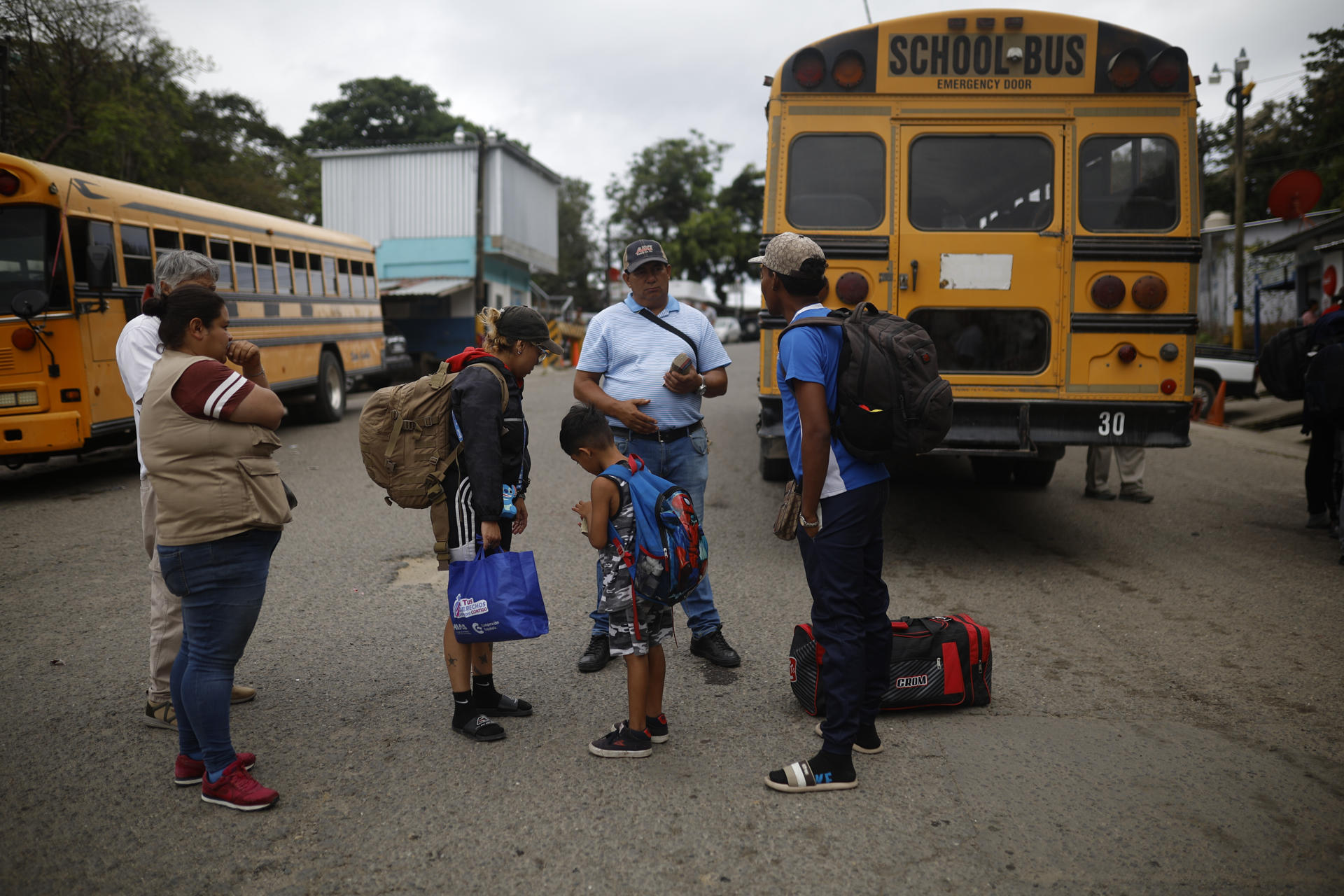 Fotografía tomada el pasado 10 de abril de un grupo de migrantes al retornar, luego de su intento frustrado de llegar a Estados Unidos, en la localidad de Las Manos (Honduras, frontera con Nicaragua). EFE/Bienvenido Velasco
