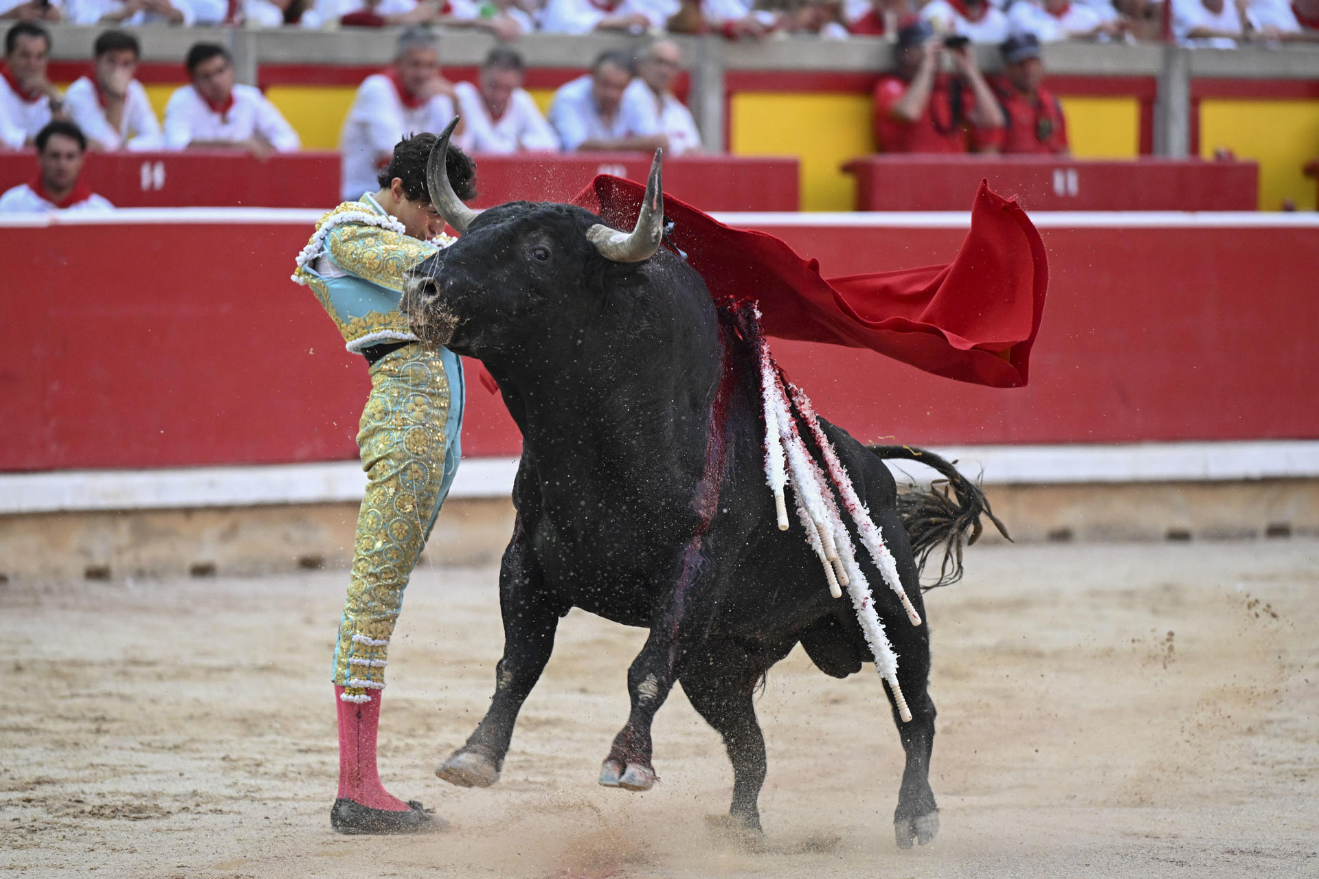 El diestro peruano Andrés Roca Rey en su faena al segundo toro de su lote en la séptima de abono de la Feria de Toro de los Sanfermines 2025 con toros de la ganadería extremeña de Jandilla y en la que comparte cartel con los diestros Juan Ortega y Pablo Aguado. EFE/Daniel Fernández
