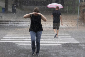 Tormenta en Teruel a primera hora de la tarde de este sábado. . EFE/ Antonio García
