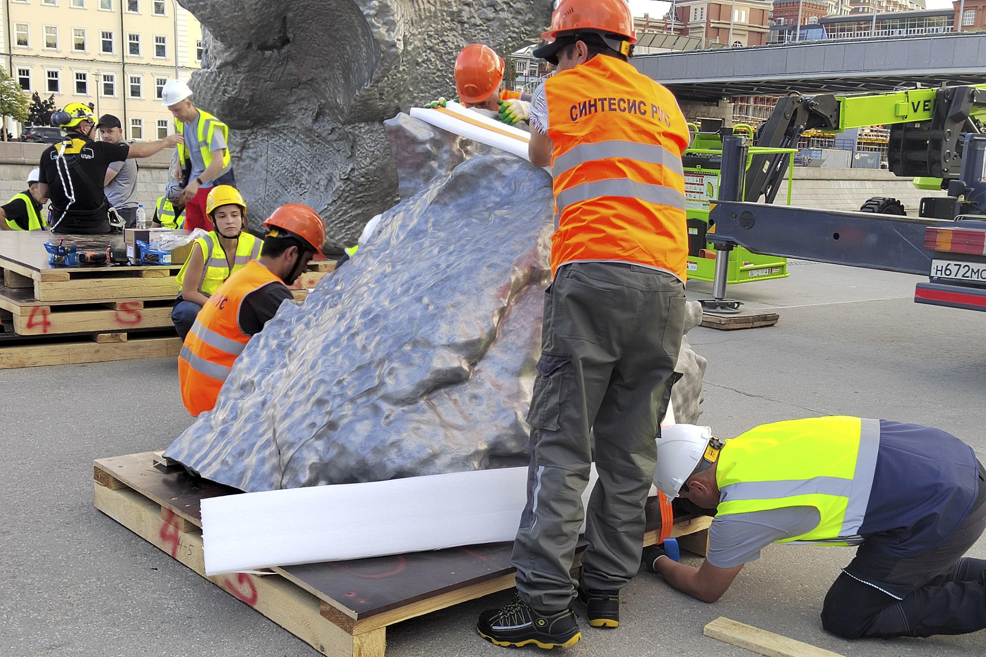 La escultura "Big Clay Nº 4" del artista suizo Urs Fischer, expuesta desde agosto de 2021 en el canal del río Moscova y que no gozó de gran aceptación entre los habitantes de la capital rusa, está siendo desmontada y será reemplazada por otra obra arte. EFE/ Bernardo Suárez
