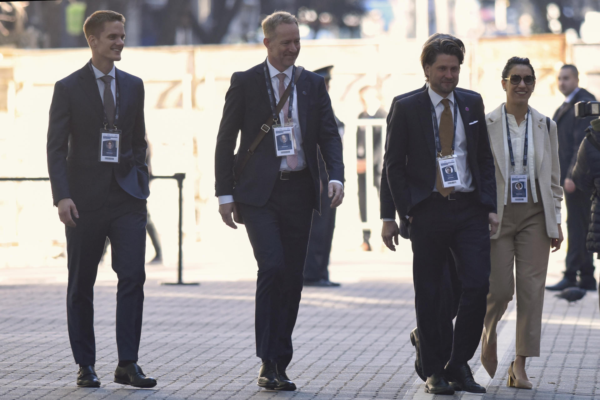 El embajador de Noruega en Argentina, Havlor Seatre (c), llega al Palacio San Martín previo a la cumbre de Mercosur, este miércoles, en Buenos Aires (Argentina). EFE/Matias Martín Campaya