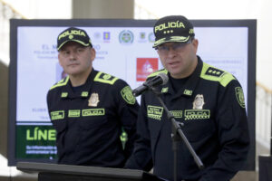 El director de la Policía Nacional, general Carlos Fernando Triana (d) habla este sábado durante una rueda de prensa en Bogotá (Colombia). EFE/ Carlos Ortega