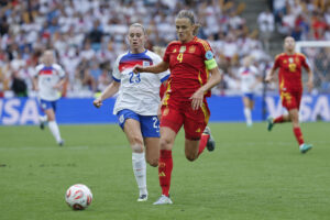 La defensora de España, Irene Paredes (d), persigue el balón ante la delantera de Inglaterra, Alessia Russo, durante el encuentro correspondiente a la final de la Eurocopa Femenina 2025 que disputaron este domingo España e Inglaterra en el St. Jakob Park de Basilea (Suiza). EFE/ Ana Escobar.