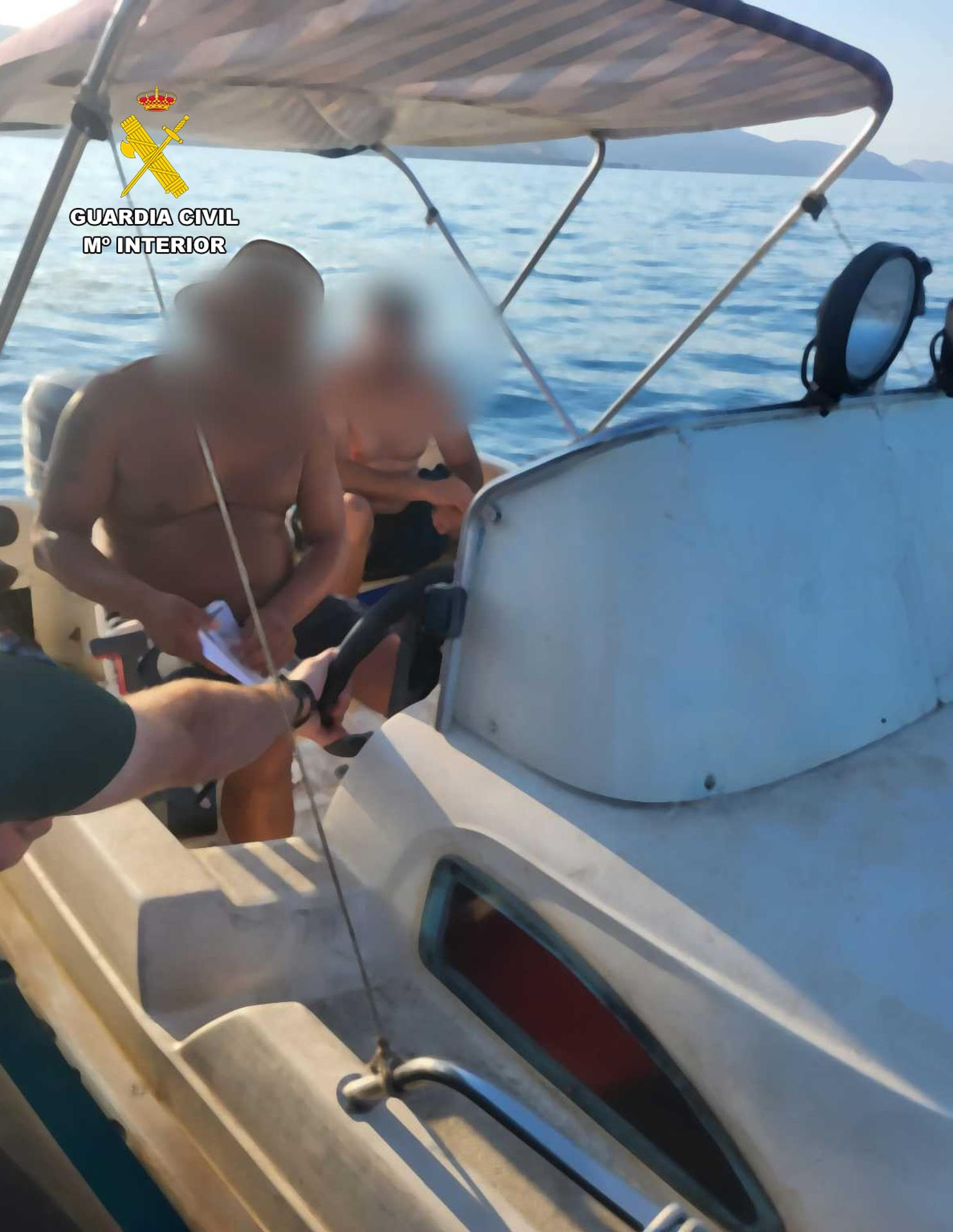 La Guardia Civil ha detenido en Melilla al patrón de una embarcación de recreo ligera que llevaba ocultos a siete migrantes, uno menor de edad, para intentar introducirlos de manera irregular en la ciudad autónoma. EFE/GUARDIA CIVIL/SOLO USO EDITORIAL/SOLO DISPONIBLE PARA ILUSTRAR LA NOTICIA QUE ACOMPAÑA (CRÉDITO OBLIGATORIO)