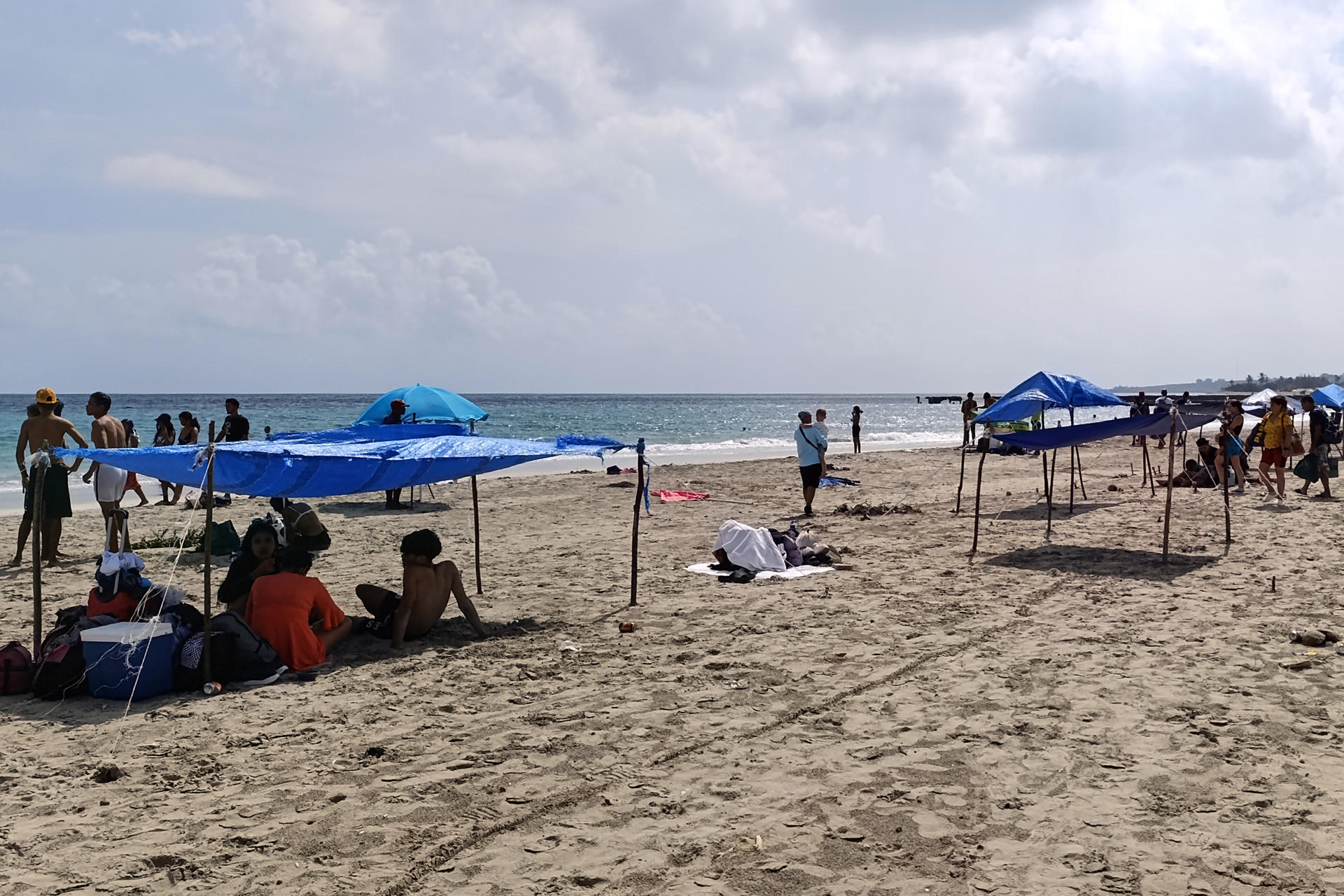 Fotografía del 18 de julio de 2025 de personas descansando en una playa del este en La Habana (Cuba). EFE/ Ernesto Mastrascusa