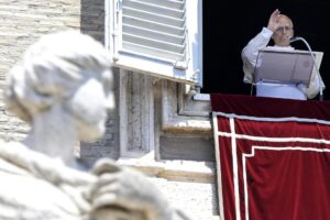 El papa León XIV reza el Angelus este domingo en la plaza de San Pedro, en el Vaticano. EFE/EPA/RICCARDO ANTIMIANI