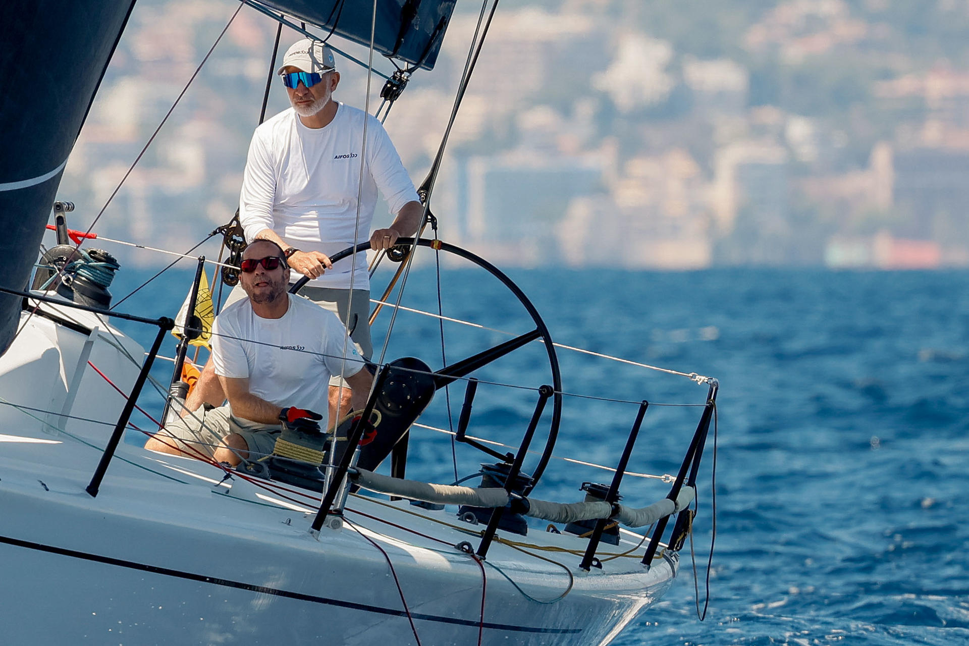 El rey Felipe VI, a bordo del Aifos, este jueves durante la tercera regata de la 43 Copa del Rey Mapfre de vela que se disputa en la bahía de Palma. EFE/Ballesteros