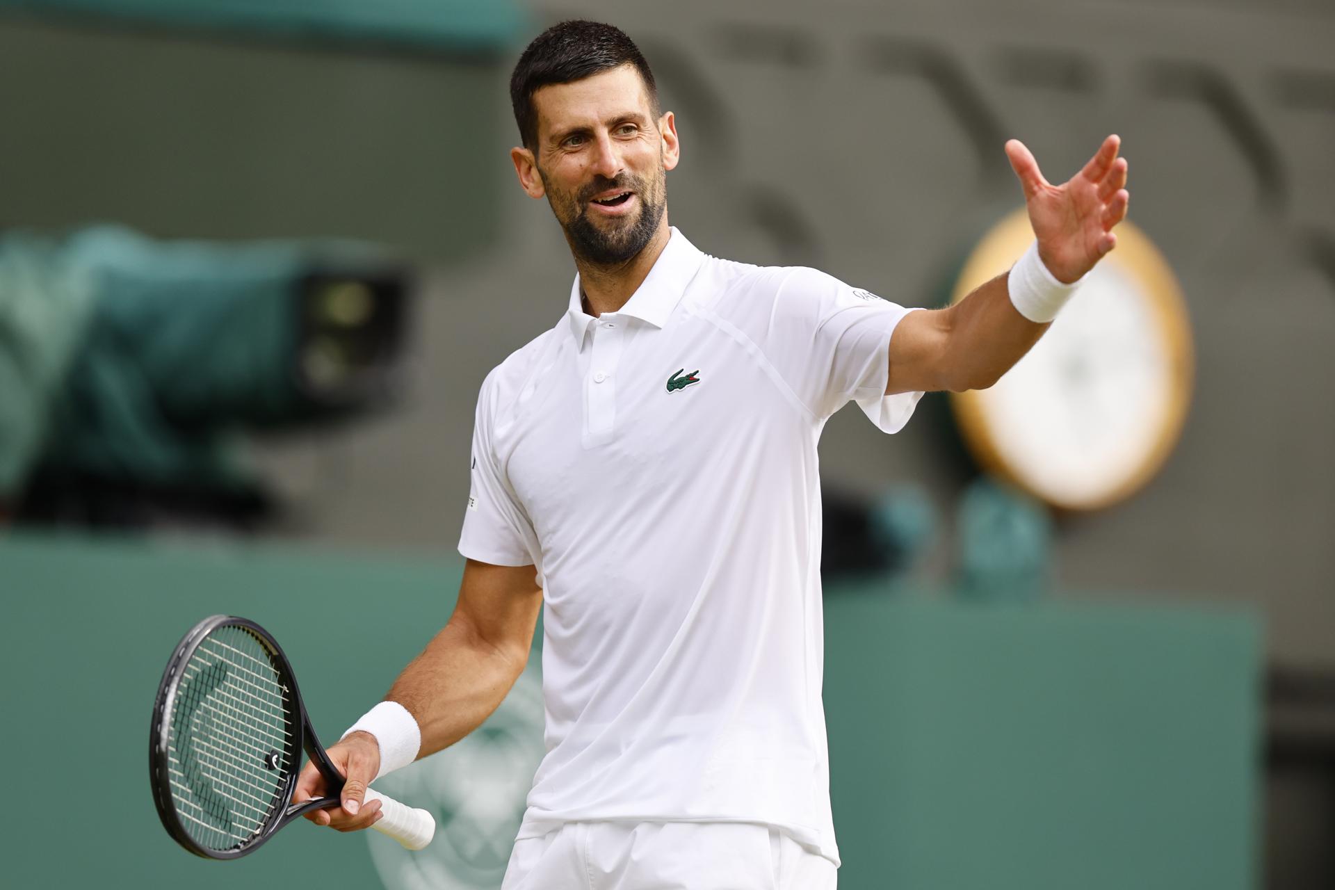 El tenista serbio Novak Djokovicen su partido de cuartos contra el italiano Flavio Cobolli en Wimbledon Reino Unido. EFE/EPA/TOLGA AKMEN