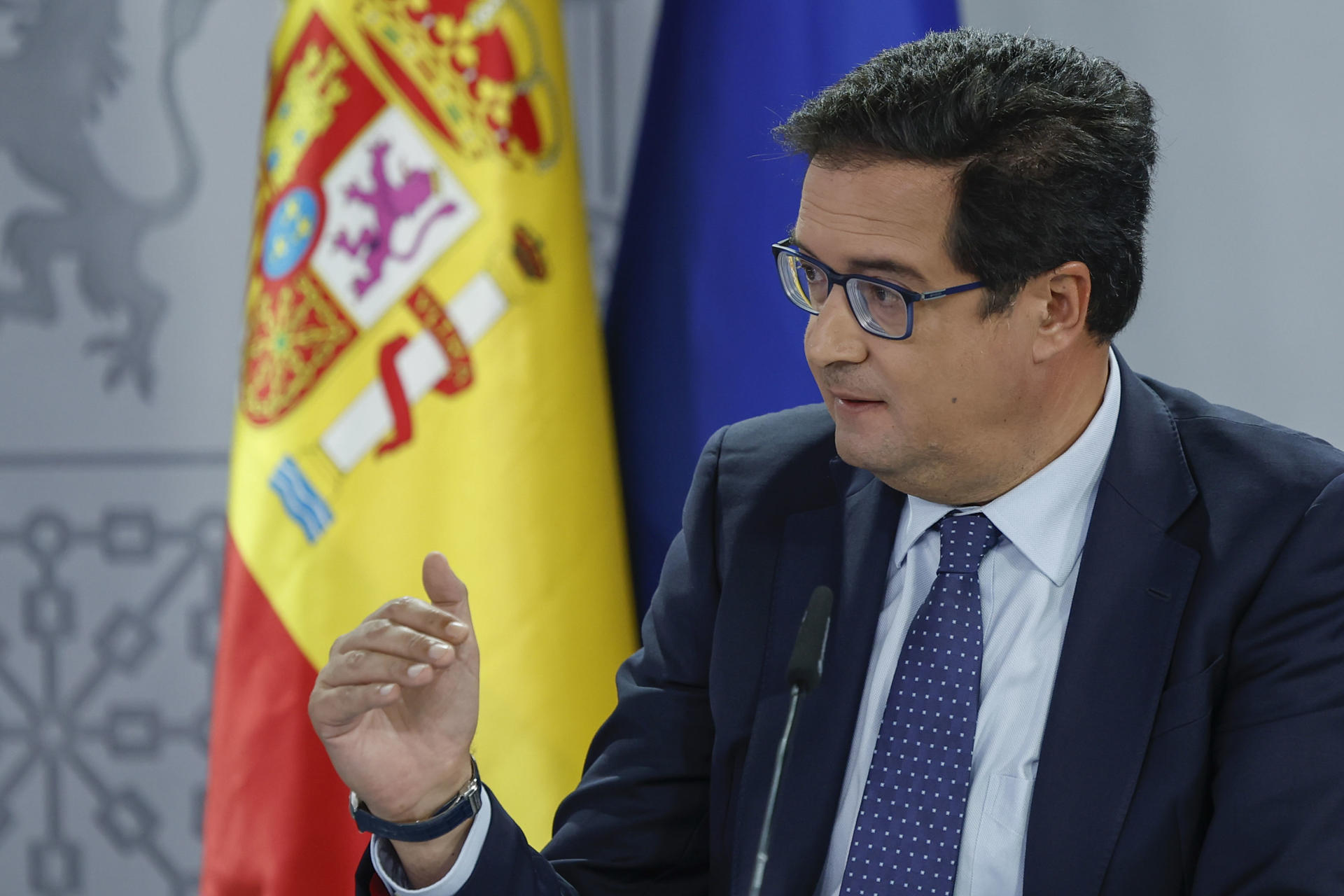 El ministro para la Transformación Digital y Función Pública, Óscar López, participa en la rueda de prensa posterior a la reunión del Consejo de Ministros, este martes, en el complejo del Palacio de la Moncloa. EFE/ Mariscal