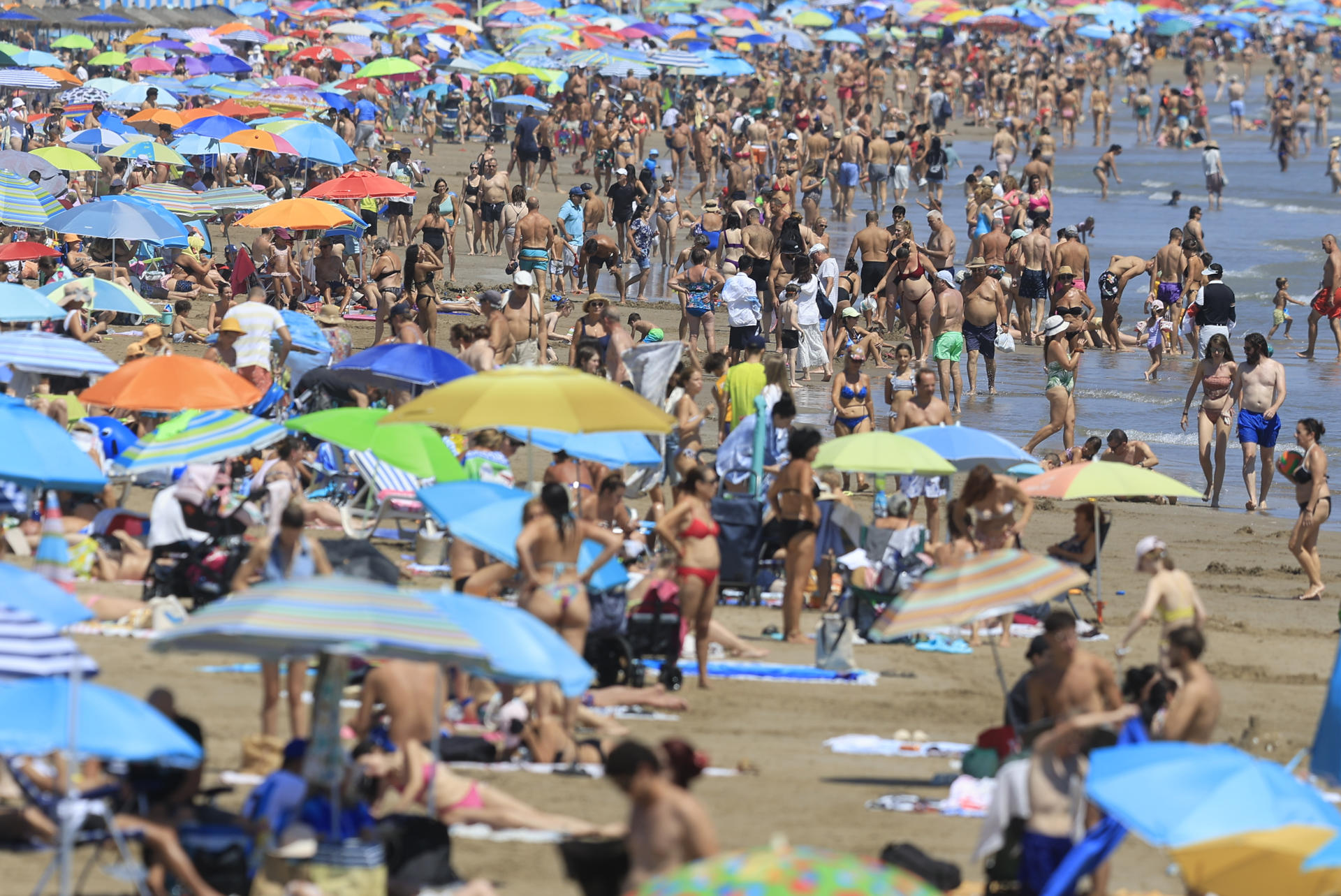 Cientos de personas disfrutan  en la playa de la Malvarrosa, en Valencia. EFE/ Kai Forsterling