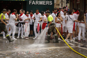 La imagen de numerosas calles del Casco Viejo de Pamplona abarrotadas de vasos de plástico y otros envases que se repite todas las mañanas de los Sanfermines para algunos es inevitable pero para otros es atajable, con medidas que pasan por la educación de la ciudadanía y por prácticas previas y posteriores al reciclaje. En una ciudad que del 6 al 14 de julio puede cuadruplicar su habitual población de 208.000 personas, que en esos días celebran fundamentalmente en la vía pública una fiesta en la que se come y se bebe a cualquier hora, el año pasado se recogieron 1.165.280 kilos de basura. EFE/Villar López