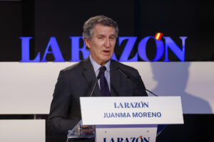 El presidente del Partido Popular, Alberto Núñez Feijóo, presenta al presidente de la Junta de Andalucía, Juanma Moreno, en el encuentro organizado por La Razón este lunes en la sede del periódico en Madrid. EFE/ Juanjo Martín