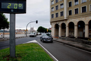 Un termómetro marca 20 grados en Gijón este lunes. EFE/Juan González.