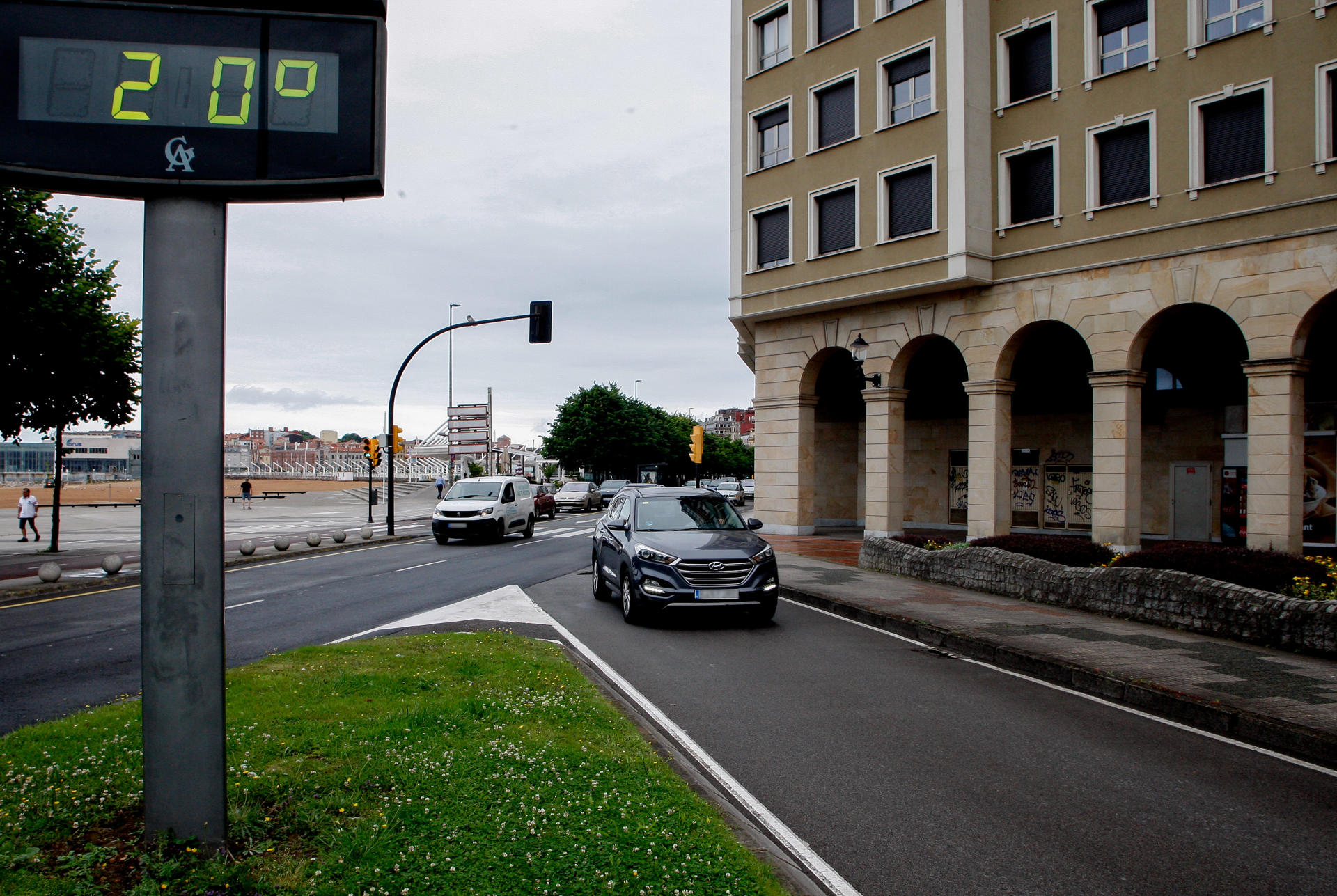 Un termómetro marca 20 grados en Gijón este lunes. EFE/Juan González.