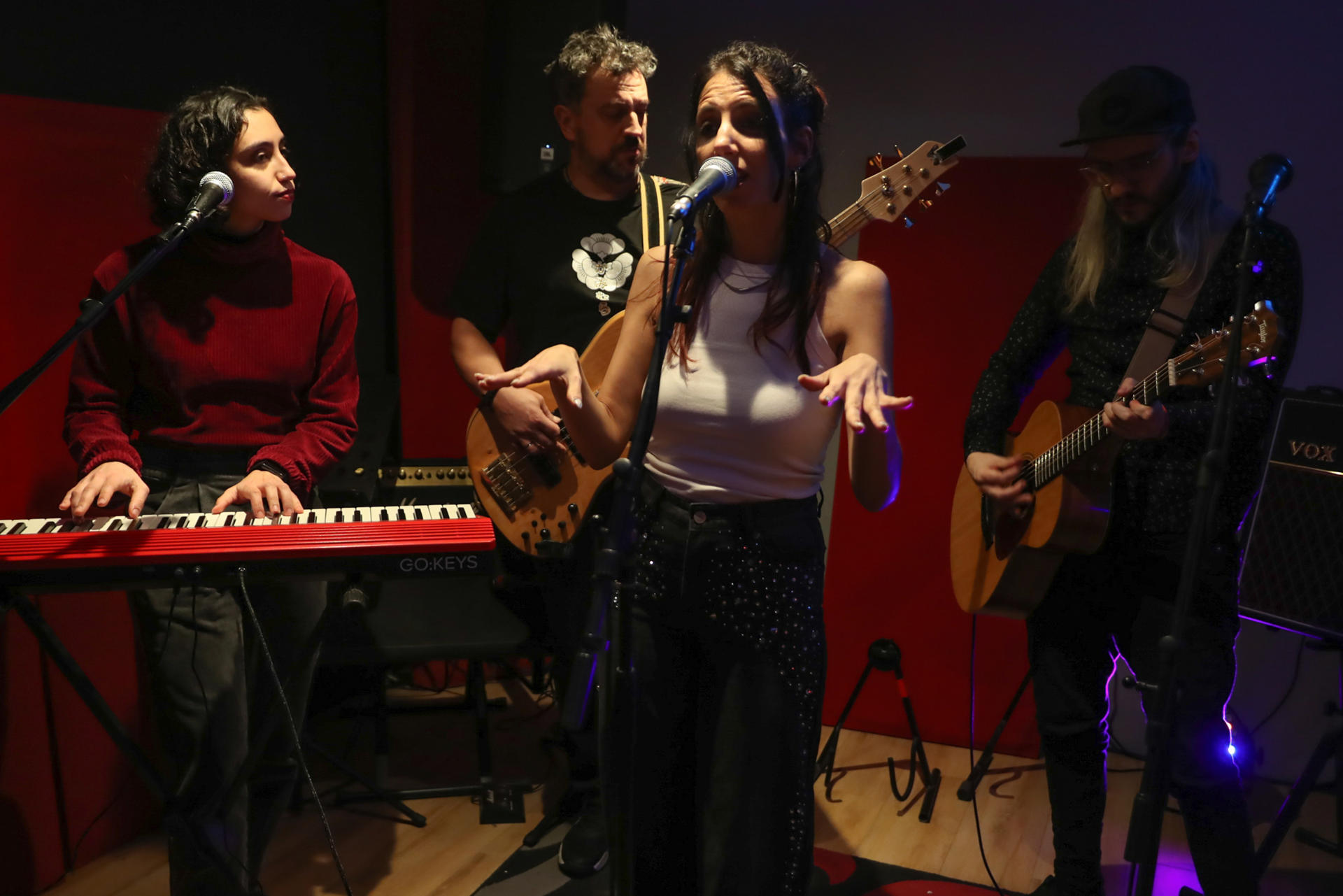 Integrantes de la banda uruguaya tributo a Shakira 'Antología' ensayan este 7 de julio de 2025, en Montevideo (Uruguay). EFE/ Alejandro Prieto
