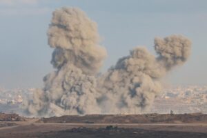 El humo se eleva tras un ataque aéreo israelí en la Franja de Gaza norteña, cerca de Beit Hanoun, visto desde el lado israelí de la frontera con la Franja en el sur de Israel, el 13 de julio de 2025. EFE/EPA/ABIR SULTAN
", "to": "es" } ////////// Smoke rises following an Israeli airstrike in the northern Gaza Strip near Beit Hanoun, as seen from the Israeli side of the border with the Gaza Strip in southern Israel, 13 July 2025. EFE/EPA/ABIR SULTAN