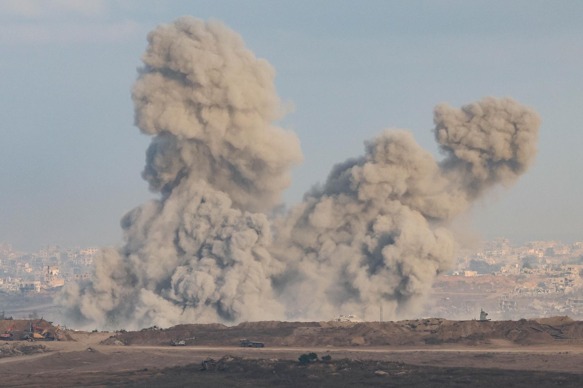 El humo se eleva tras un ataque aéreo israelí en la Franja de Gaza norteña, cerca de Beit Hanoun, visto desde el lado israelí de la frontera con la Franja en el sur de Israel, el 13 de julio de 2025. EFE/EPA/ABIR SULTAN
", "to": "es" } ////////// Smoke rises following an Israeli airstrike in the northern Gaza Strip near Beit Hanoun, as seen from the Israeli side of the border with the Gaza Strip in southern Israel, 13 July 2025. EFE/EPA/ABIR SULTAN