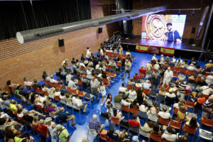 Vecinos de El Palmar (Murcia) siguen con emoción a través de pantallas gigantes la final de Wimbledon en el Espacio Joven (Los Colorines) de la localidad, donde se han congregado para apoyar a su paisano Carlos Alcaraz que está disputando este domingo su tercera final en la pista central de torneo británico. EFE/Juan Carlos Caval