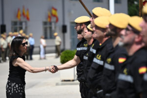 La ministra de Defensa, Margarita Robles (i), saluda a los miembros de la UME mientras preside el acto de imposición de las medallas conmemorativas de la operación llevada a cabo con motivo de la dana, en el Cuartel General de la UME, en Torrejón de Ardoz (Madrid), este martes. EFE/ Fernando Villar