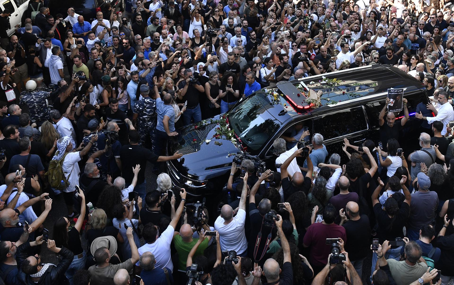 Un coche que lleva el féretro del compositor y músico libanés Ziad Rahbani es acompañado por personas libanesas durante un recorrido antes del funeral del compositor en Beirut, Líbano, 28 de julio de 2025. (Líbano) EFE/EPA/ABBAS SALMAN
