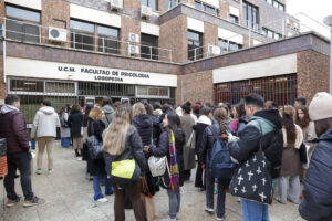 Imagen de archivo (25/01/2025).- Más de 32.200 personas se examinan para acceder a una de las 11.943 plazas de Formación Sanitaria Especializada (FSE) convocadas por el Ministerio de Sanidad, de las que 15.106 son aspirantes a ocupar una de las 9.007 reservadas para Medicina (MIR). EFE/ Zipi Aragon