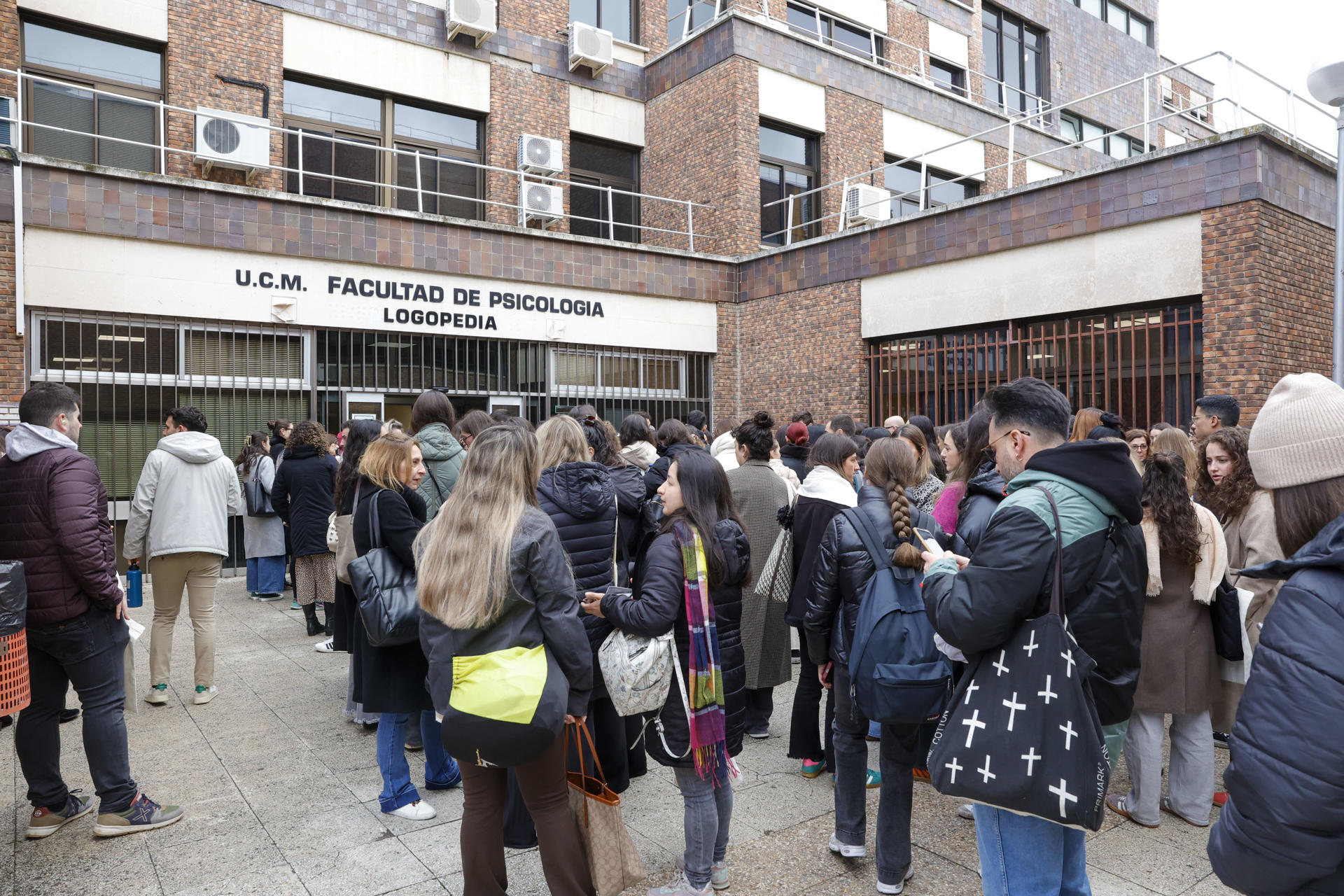Imagen de archivo (25/01/2025).- Más de 32.200 personas se examinan para acceder a una de las 11.943 plazas de Formación Sanitaria Especializada (FSE) convocadas por el Ministerio de Sanidad, de las que 15.106 son aspirantes a ocupar una de las 9.007 reservadas para Medicina (MIR). EFE/ Zipi Aragon