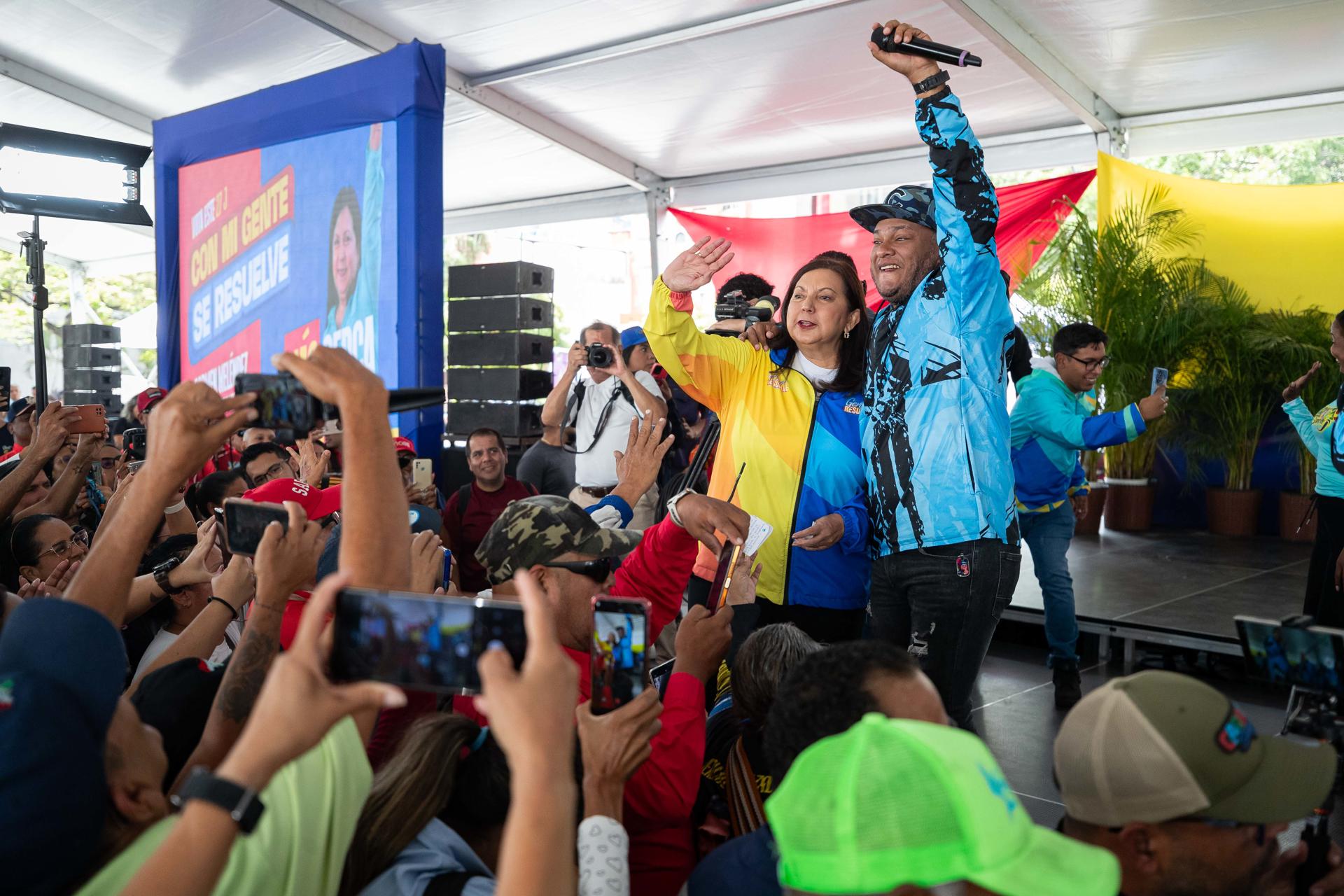 Fotografía del 16 de julio de 2025 de la alcaldesa del municipio Libertador (Caracas), Carmen Meléndez, saludando durante un acto de campaña, en Caracas (Venezuela). EFE/ Ronald Peña R