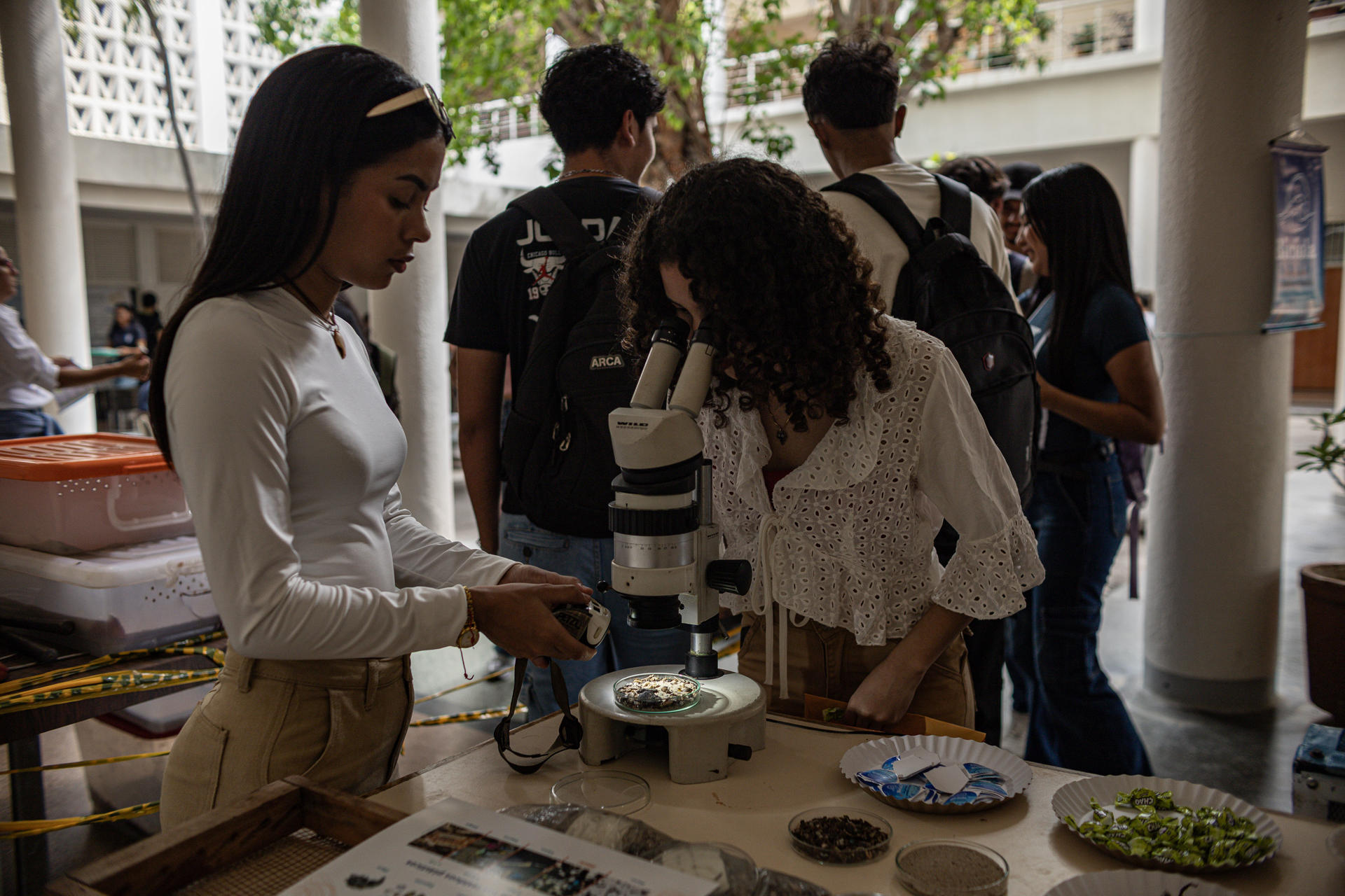 Fotografía del 8 de julio del 2025 de personas utilizando un microscopio durante una feria de la Facultad de Ciencias de la Universidad del Zulia, en Maracaibo (Venezuela).EFE/ Henry Chirinos