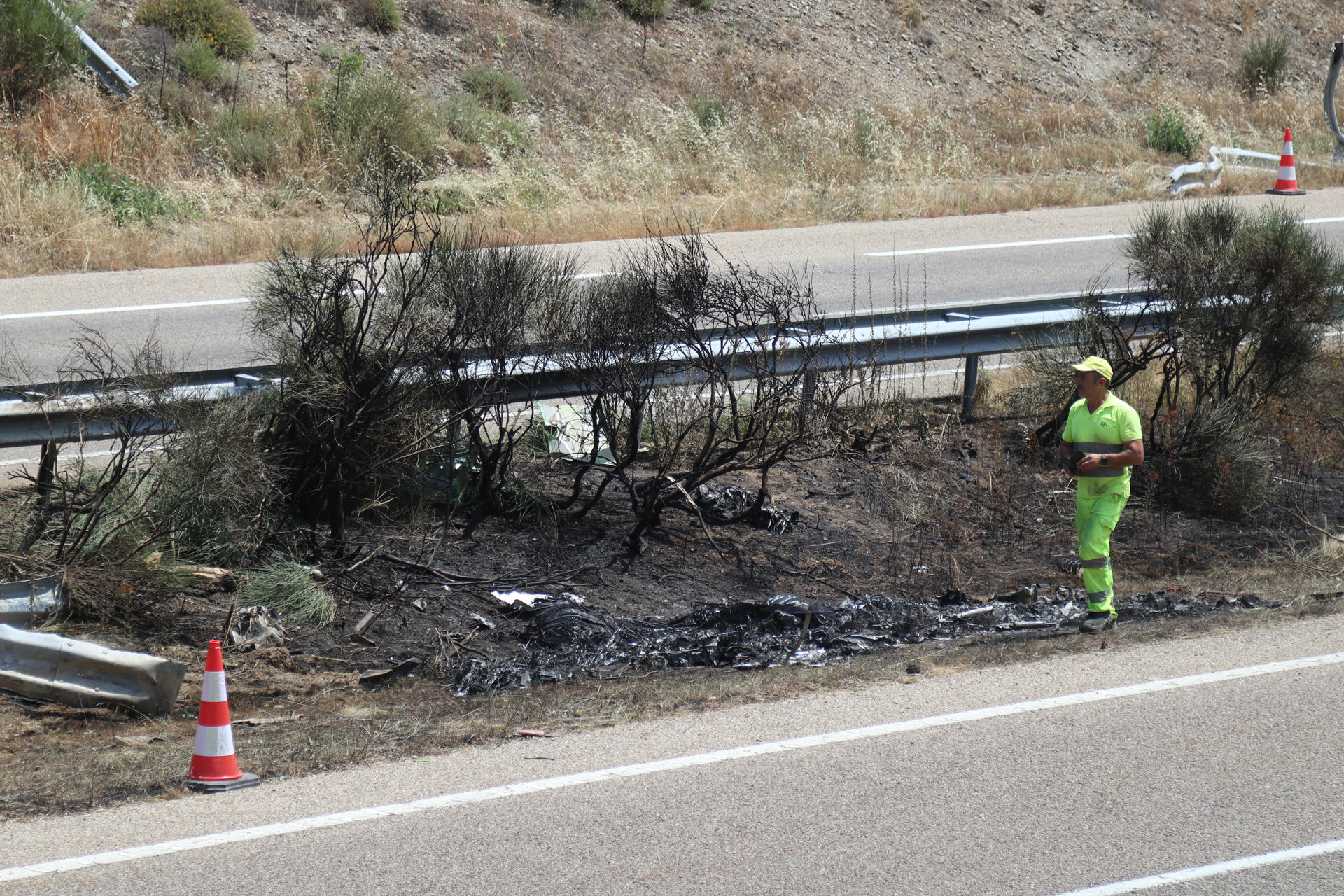 Vista del lugar del accidente en el que el futbolista del Liverpool Diogo Jota, de 28 años, y su hermano André, de 26, han fallecido esta madrugada, después de que su vehículo saliera de la vía en la Autovía Rías Bajas (A-52) en Cernadilla (Zamora, España).  EFE/Mariam A. Montesinos