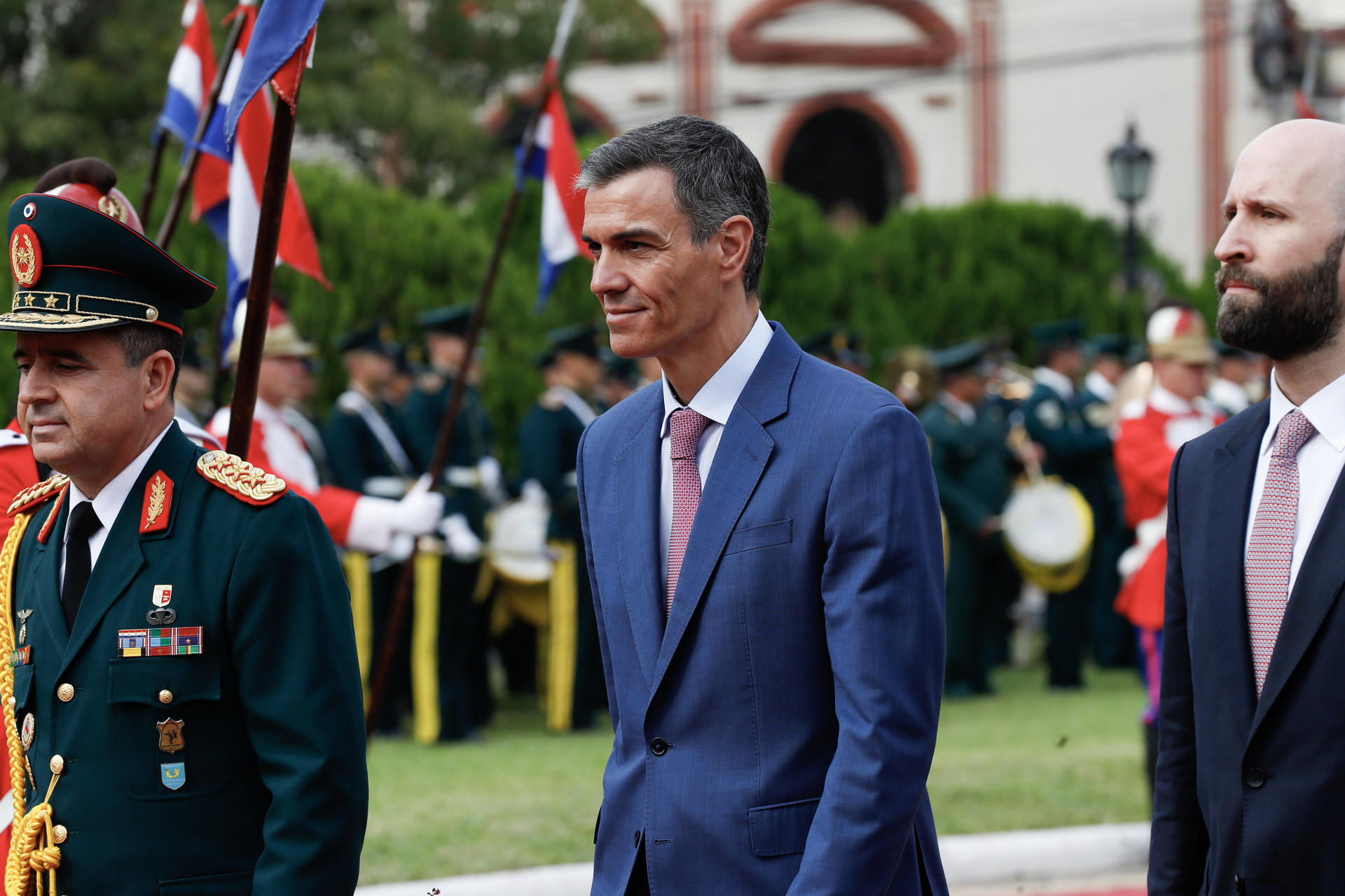 El presidente del Gobierno de España, Pedro Sánchez (c), llega al Palacio de López para reunirse con el presidente de Paraguay, Santiago Peña, este miércoles en Asunción (Paraguay). EFE/Juan Pablo Pino