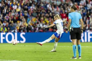 Chloe Kelly, delantera de Inglaterra, lanza el penalti que le ha dado el título de la Eurocopa en Basilea, Suiza. EFE/EPA/MICHAEL BUHOLZER