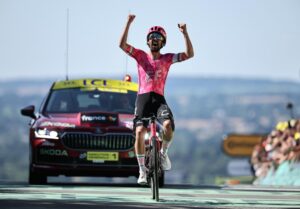 El irlandés Ben Healy se impuso en la sexta etapa del Tour de Francia, con final en Vire-Normandie. EFE/EPA/CHRISTOPHE PETIT TESSON