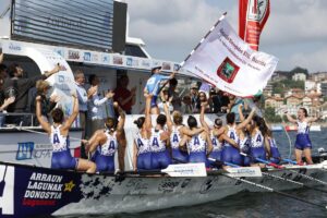 La trainera femenina Donostia Arraun Lagunak se proclama vencedora este sábado en la Getxoko Estropaden XVII que se disputa para la Euskotren Liga en aguas de Getxo (Vizcaya). EFE/Miguel Toña