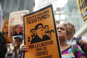 Una integrante de la comunidad de Santa Marta se manifiesta este martes, en San Salvador (El Salvador). EFE/ Rodrigo Sura