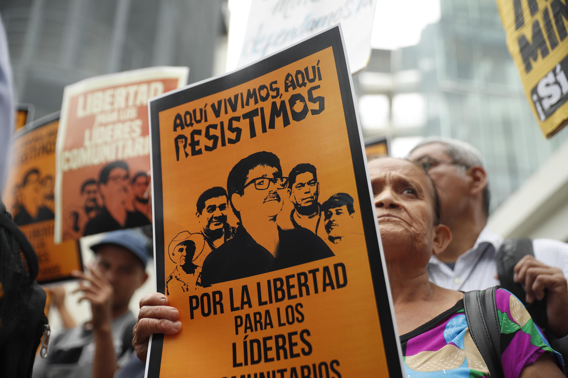 Una integrante de la comunidad de Santa Marta se manifiesta este martes, en San Salvador (El Salvador). EFE/ Rodrigo Sura