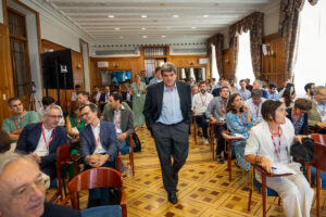 El gobernador del Banco de España, José Luis Escrivá, asiste a la apertura este jueves en Santander del curso sobre economía española del Banco de España, el Centro de Estudios Monetarios y Financieros (CEMFI) y la Universidad Internacional Menéndez Pelayo (UIMP), en Santander. Escrivá ha asegurado que el diferencial de crecimiento de la economía española respecto al de la eurozona comienza a ser comparable al de la primera década de los 2000, aunque no se basa como el de entonces en factores insostenibles como fue el boom de la construcción. EFE/ Román G. Aguilera