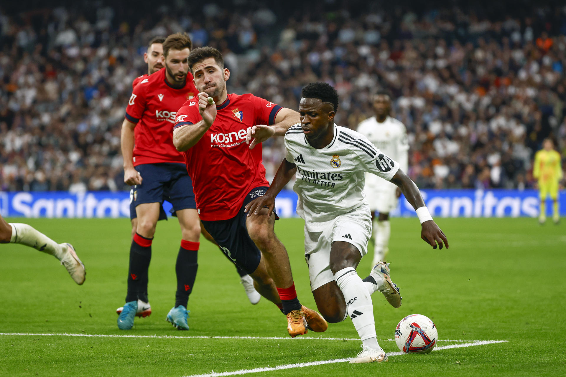El delantero brasileño del Real Madrid, Vinicius Junior (d) en el estadio Santiago Bernabéu en Madrid en foto de archivo de Daniel González. EFE