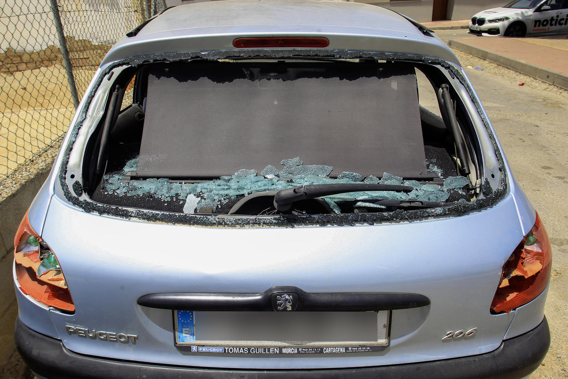 Vehículo afectado en los incidentes de la pasada noche en el barrio de San Antonio de Torre Pacheco (Murcia). Las fuerzas de seguridad mantienen su dispositivo en Torre Pacheco tras las jornadas de disturbios entre grupos de ultraderechistas y jóvenes de origen marroquí a raíz de la agresión a un anciano, mientras se investigan los hechos y se suceden los llamamientos a la calma. EFE/Morell