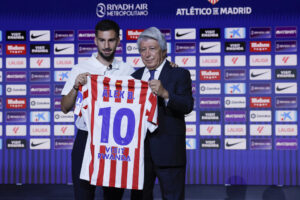 El presidente del Atlético de Madrid, Enrique Cerezo (d) durante la presentación de Álex Baena (i) como nuevo jugador del club, este lunes en el estadio Metropolitano de la capital. EFE/ Zipi
