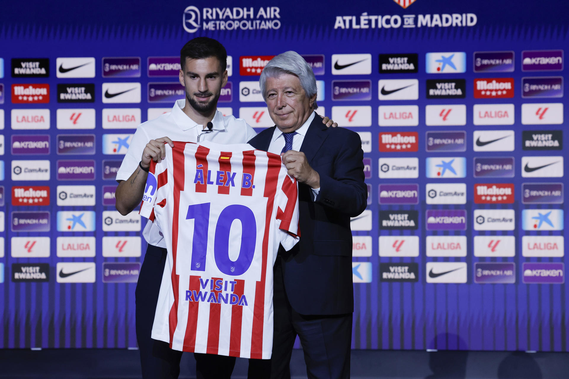 El presidente del Atlético de Madrid, Enrique Cerezo (d) durante la presentación de Álex Baena (i) como nuevo jugador del club, este lunes en el estadio Metropolitano de la capital. EFE/ Zipi
